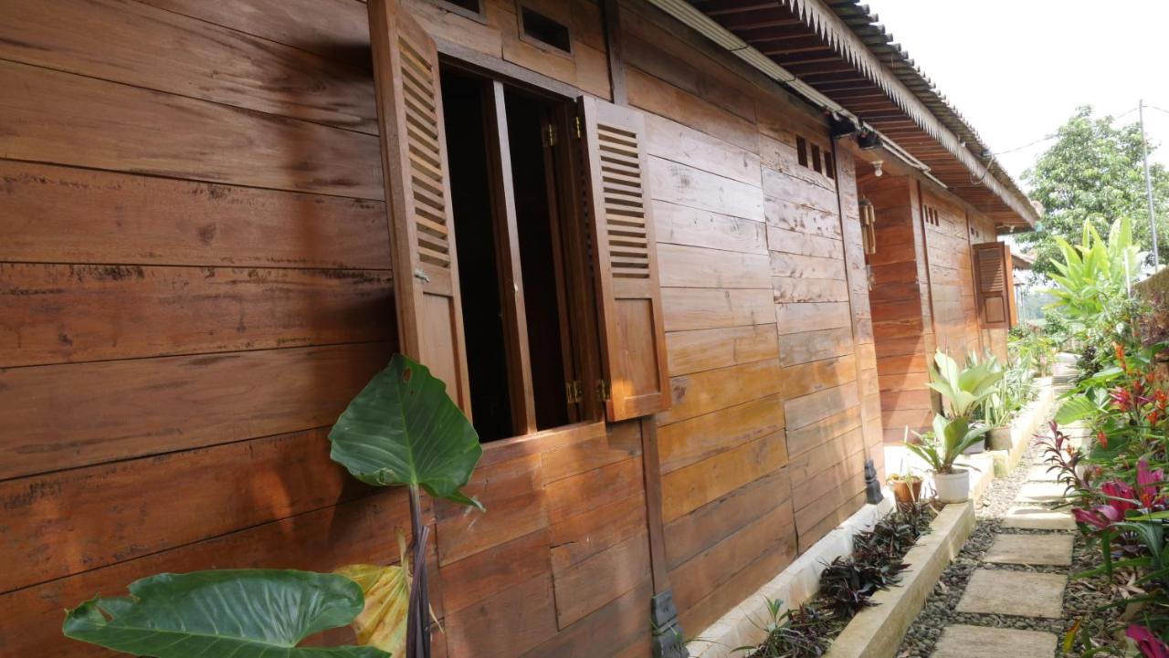 Sanggar Pantcha Indra Guest House Kemuning Exterior photo