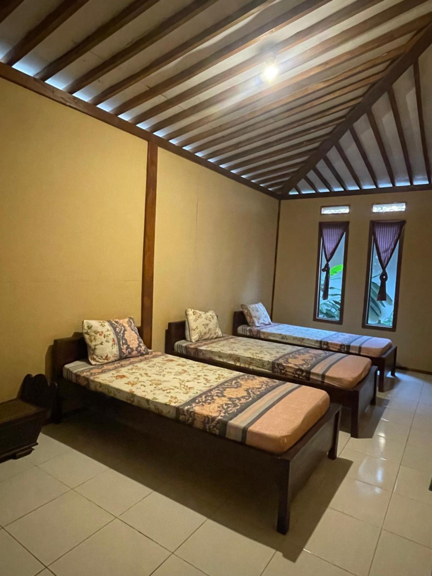 Sanggar Pantcha Indra Guest House Kemuning Exterior photo